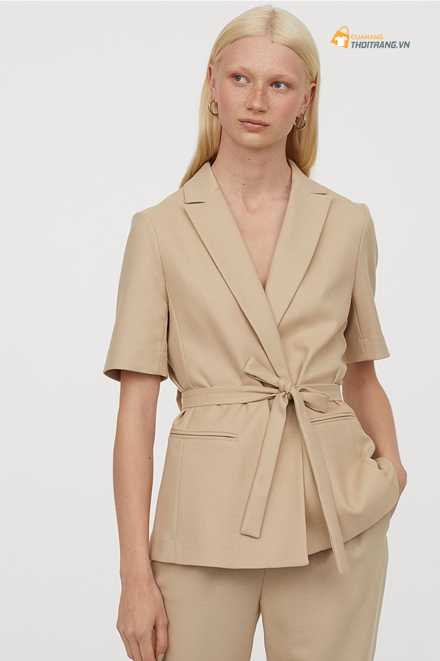 Thắt lưng tô điểm cho áo blazer tay ngắn