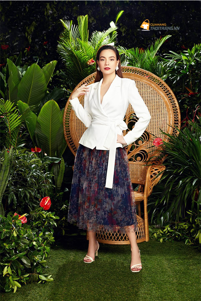 Áo blazer trắng thắt nơ eo phối váy midi hoa