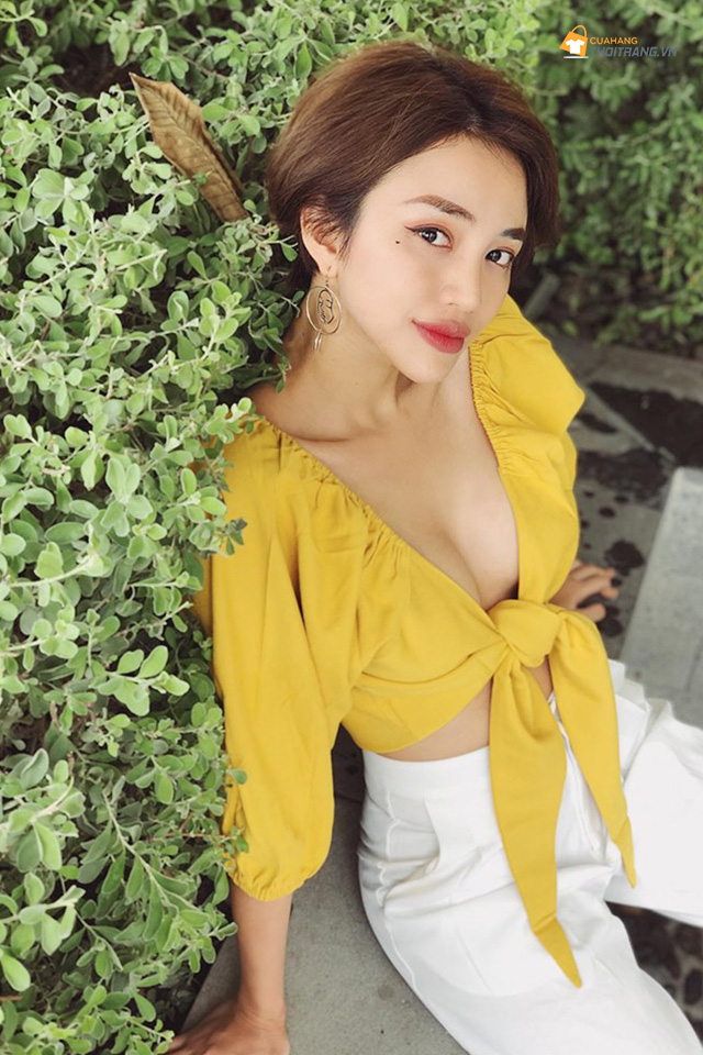 Thiên Nga chọn phối áo buộc vạt với quần cạp cao ống suông vừa sành điệu vừa giúp che bụng tối đa