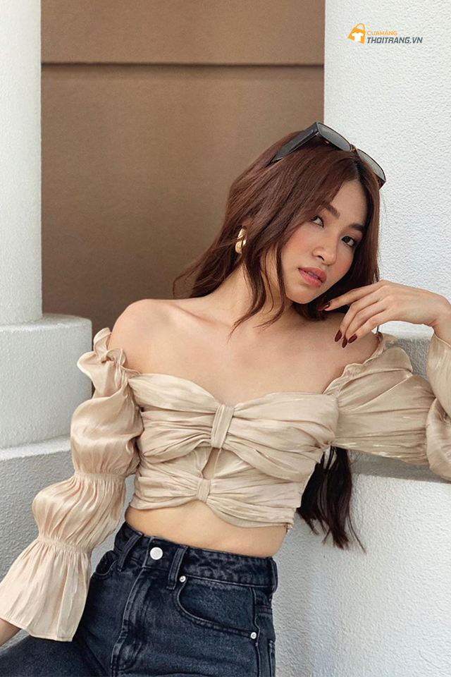 Áo trễ vai thắt ngực tạo ảo giác thu hút ánh nhìn vào vòng 1 khiến ngực có phần đầy đặn và gợi cảm hơn hẳn.