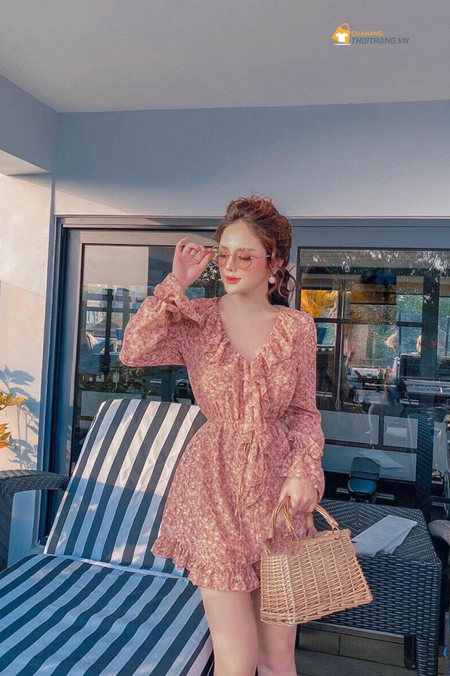Bộ jumpsuit đùi hoạ tiết hoa béo cổ, ngực nữ tính