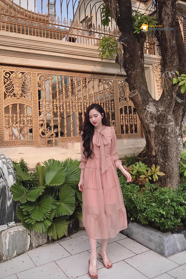 Đầm voan dài cổ nơ bèo tầng tông hồng pastel sang trọng