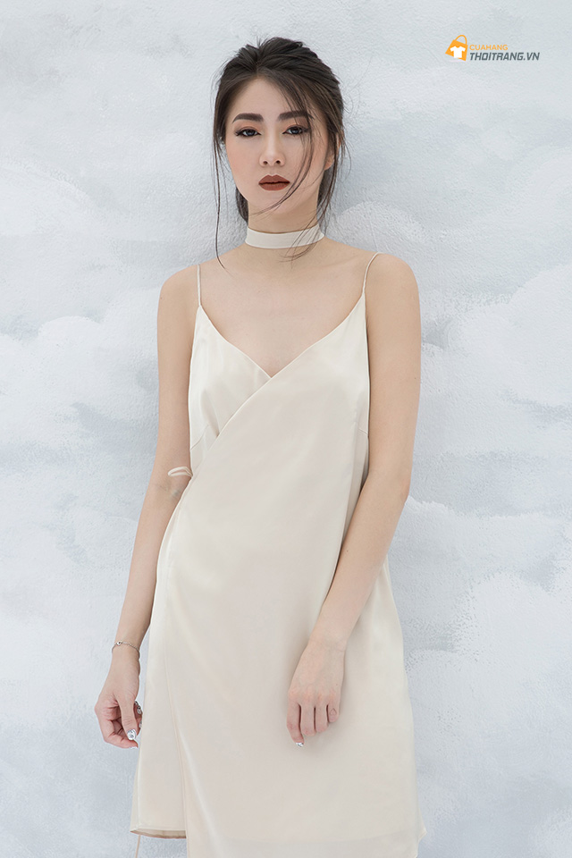 Slip dress quyến rũ kết hợp vòng cổ choker cá tính