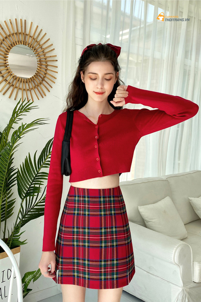 Chân váy kẻ caro đỏ kết hợp áo thun trơn ton sur ton