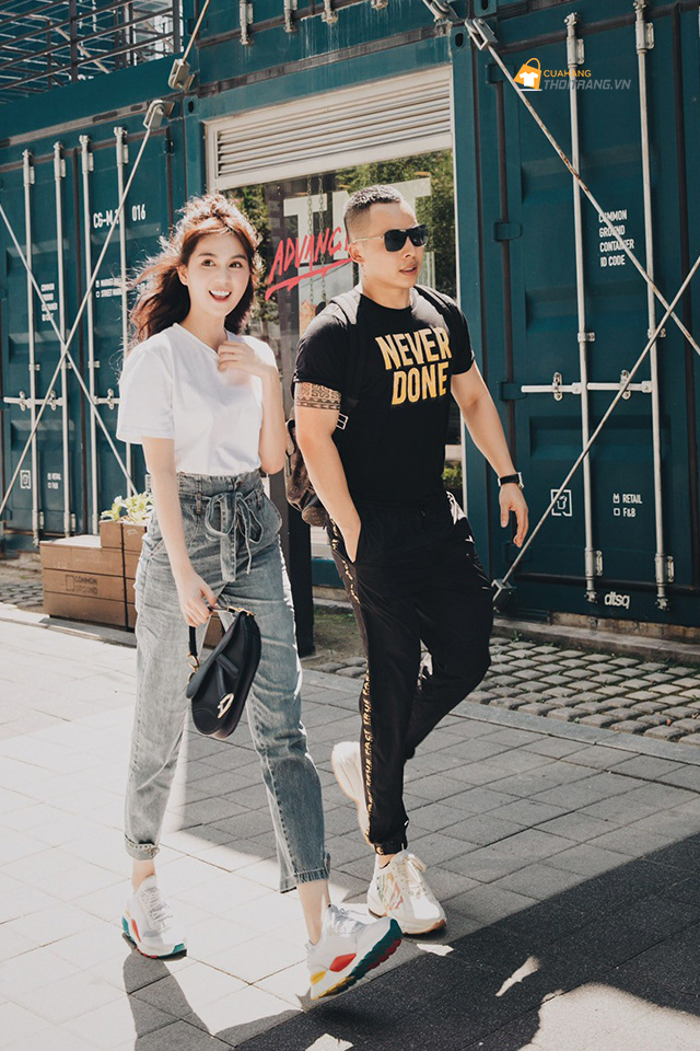 phối áo phông với quần jean trẻ trung
