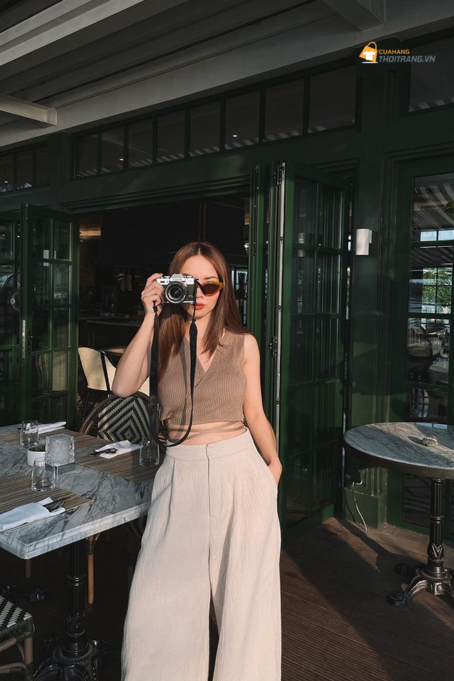 Áo tank top kết hợp với quần ống rộng thời thượng
