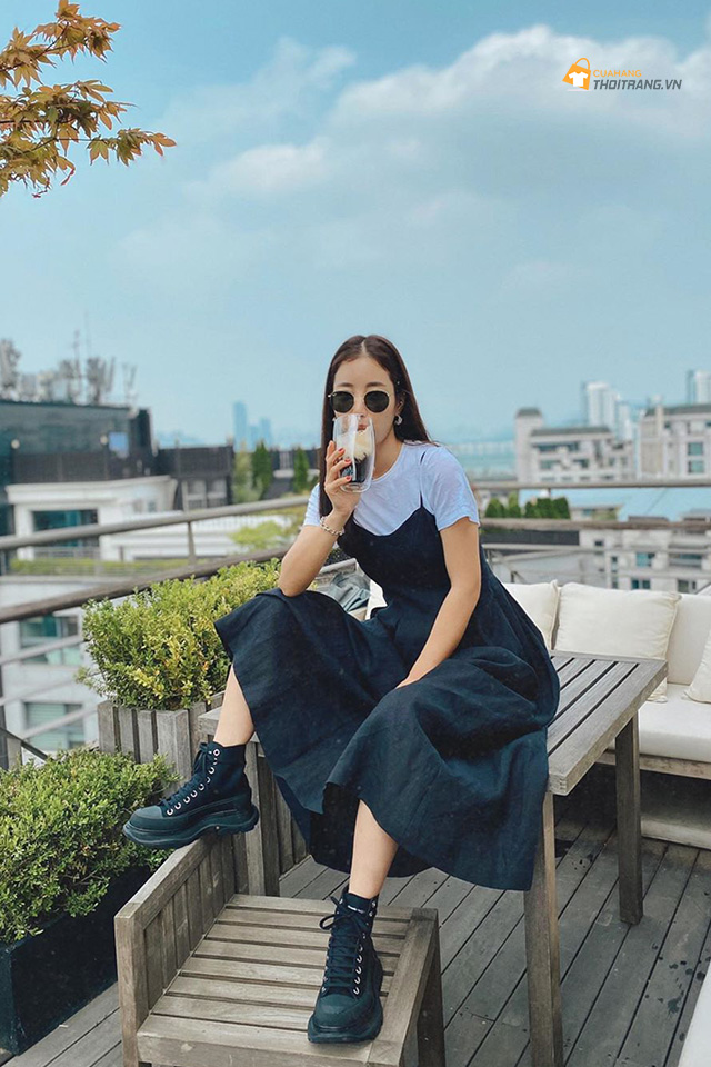 Áo thun trắng phối layer với yếm maxi dài cá tính