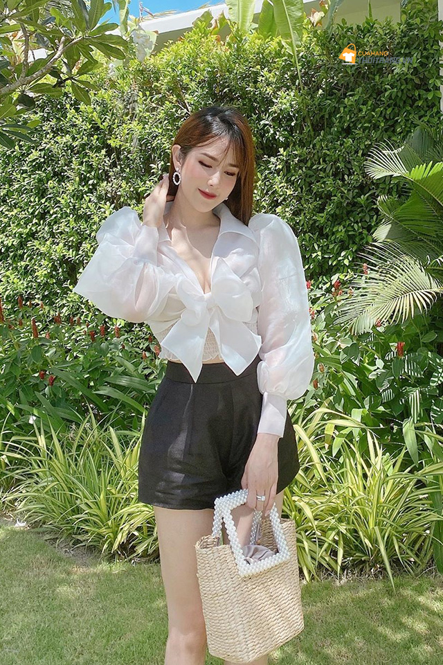 Áo sơ mi blouse đính nơ điệu đà kêt hợp quần short phồng tafta sang chảnh