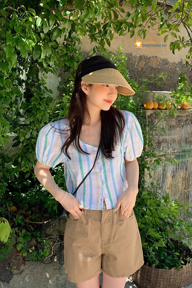 Áo blouse kẻ màu sắc nhã nhặn phối quần short kaki trẻ trung