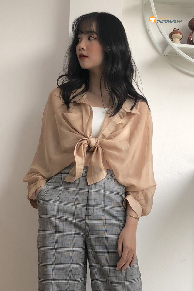 Áo sơ mi phối layer với áo thun và quần kẻ caro ống rộng trẻ trung