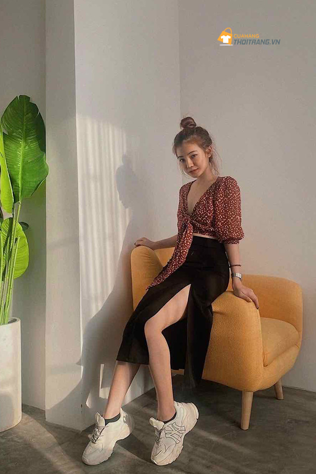 Phối chân váy xẻ tà với áo chấm bi nơ ngực cá tính