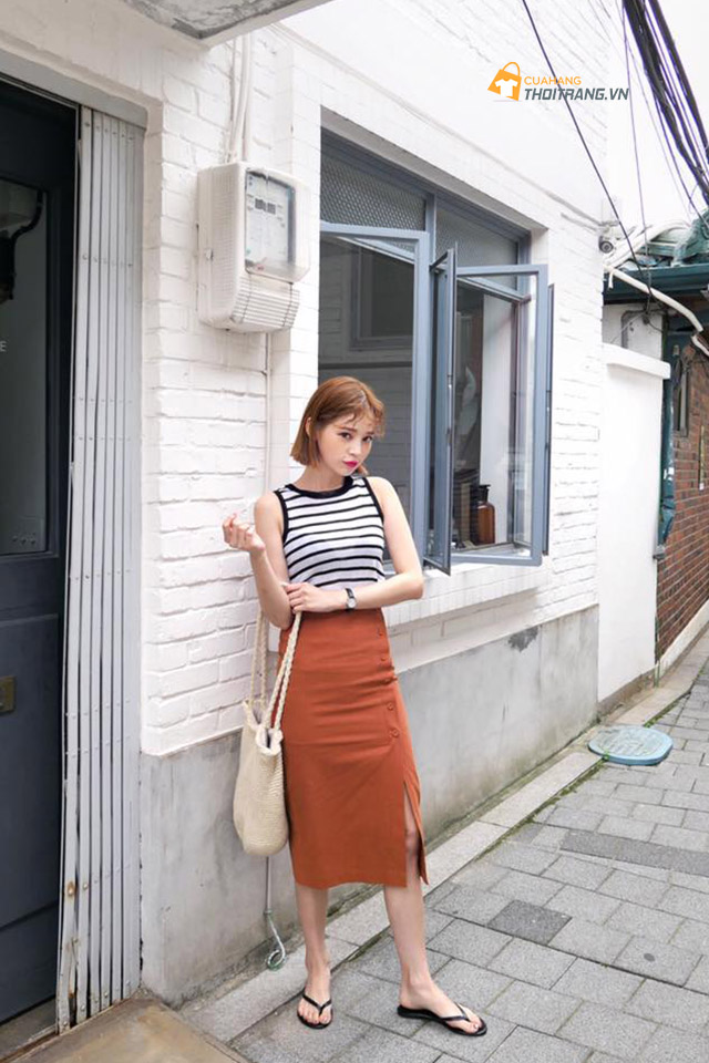 Áo 2 dây kẻ ngang phối chân váy xẻ tà trẻ trung