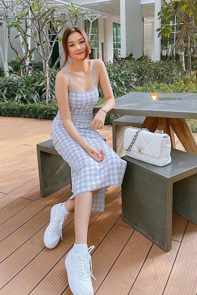 Thiết kế quai dây được siêu mẫu kết hợp cùng giày thể thao và túi Chanel trắng, Vừa năng động vừa ''hack tuổi'' một cách ấn tượng.
