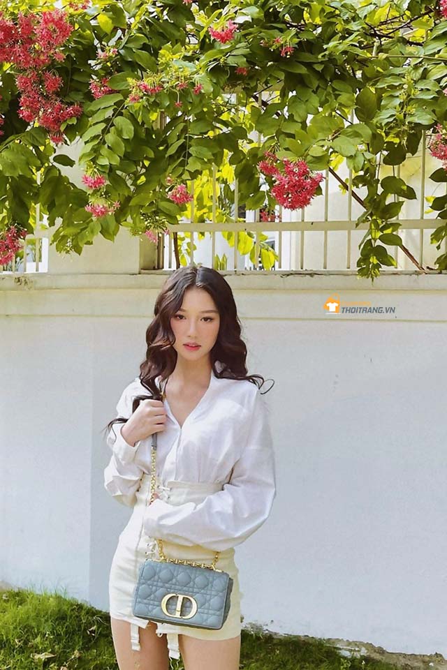 Amee nổi bật với bộ đôi sơmi trắng và chân váy pastel cạp cao. Trang phục dạo phố của cô nàng trở nên bắt mắt hơn nhờ chiếc túi Dior Caro.