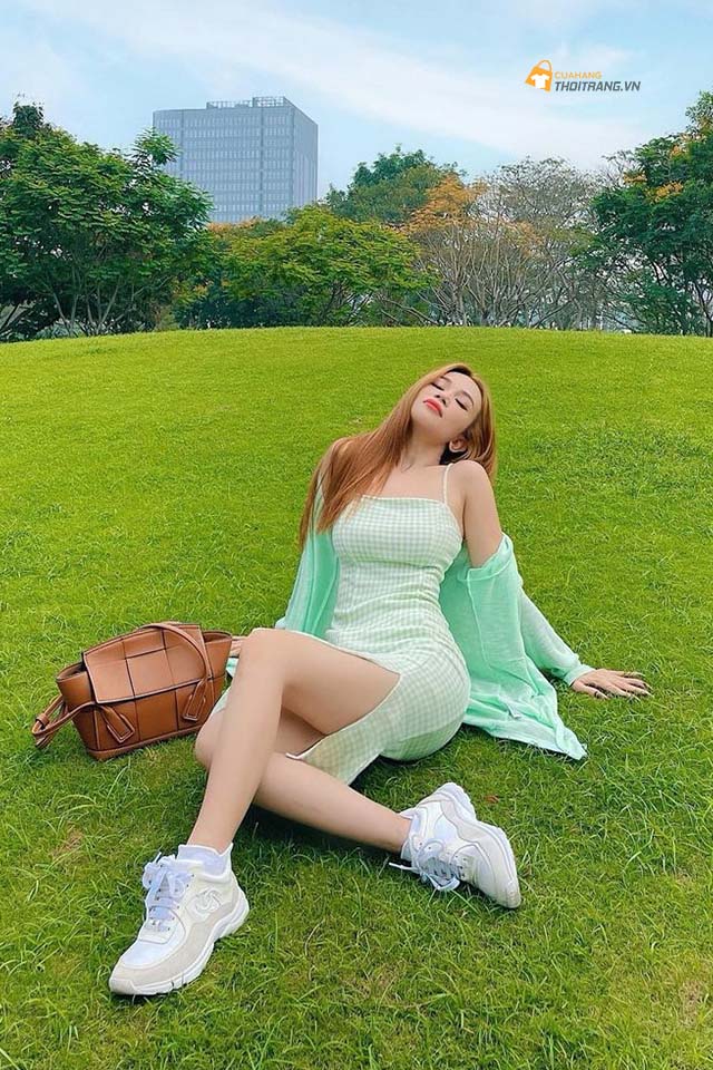 Chung công thức đầm quai dây và giày sneakers, Sĩ Thanh khéo chọn đầm xanh sáng. Phối ton-sur-ton cùng cardigan mỏng.