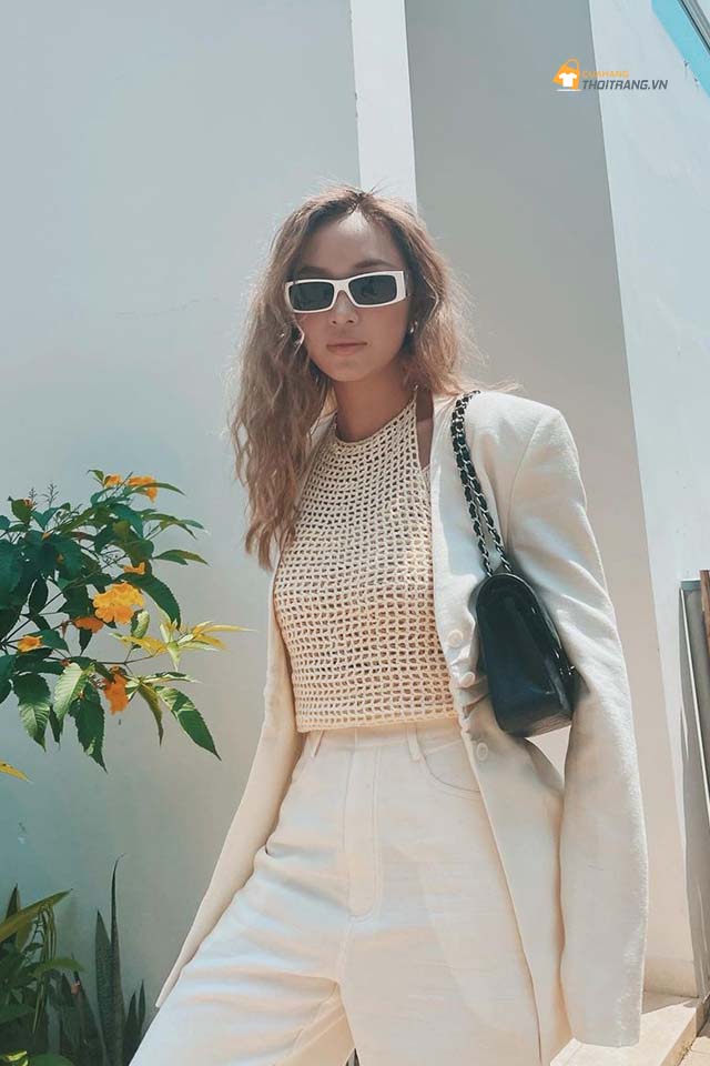 Suits trắng được Châu Bùi kết hợp ngẫu hứng với áo lưới. Thêm phụ kiện trắng đen là nàng fashionista đã hoàn thiện được một bộ đồ street style thời thượng.