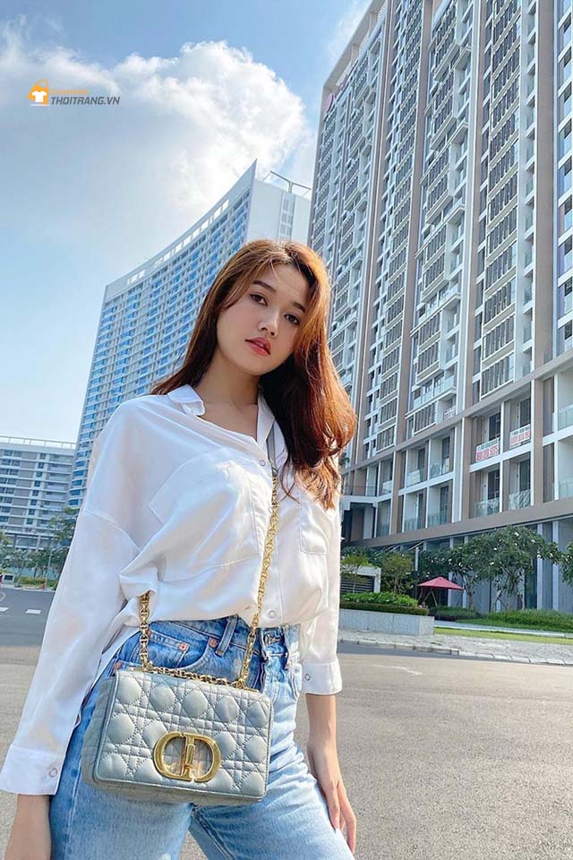 Túi Dior Caro là bảo bối thời trang, giúp Nhung Gumiho khẳng định phong cách sành điẹu ngay cả khi chỉ diện sơ mi, quần jeans đơn giản.