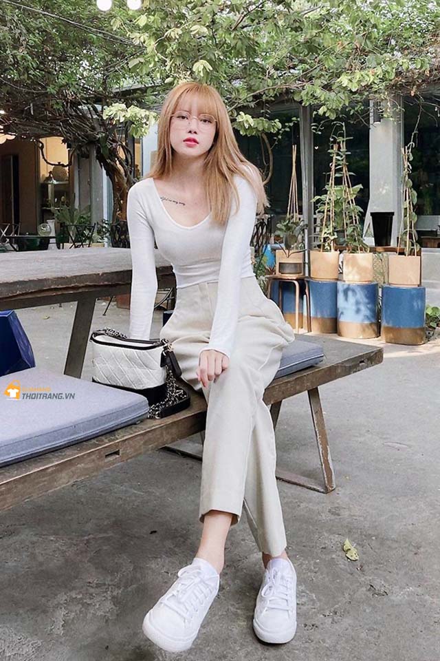 Thiều Bảo Trâm bắt cặp áo thun và quần cạp cao nhẹ nhàng cũng đủ tô đậm vóc dáng thon gọn